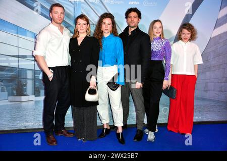 Max Wagner, Nina Gummich, Klara Deutschmann, Timur Isik, Judith Neumann und Angelina Häntsch bei der Premiere der 4. Staffel der Fernsehserie CharitÃ im Zoo Palast. Berlin, 26.03.2024 *** Max Wagner, Nina Gummich, Klara Deutschmann, Timur Isik, Judith Neumann und Angelina Häntsch bei der Premiere der 4. Staffel der TV-Serie CharitÃ im Zoo Palast Berlin, 26 03 2024 Foto:Xn.xKubelkax/xFuturexImagex charite 4383 Stockfoto