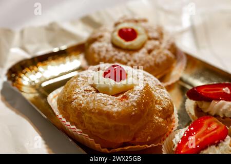 Italienisches Dessert Zeppole di San Giuseppe Stockfoto