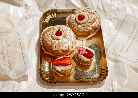Italienisches Dessert Zeppole di San Giuseppe, Zeppola gebackene Puffs aus Choux-Gebäck Stockfoto