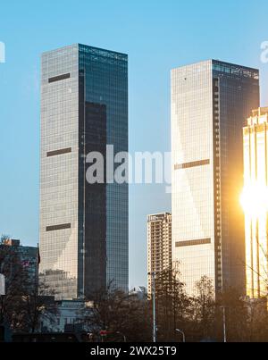 Ein Blick aus der Vogelperspektive auf Wuhans moderne Wolkenkratzer bei Sonnenuntergang Stockfoto