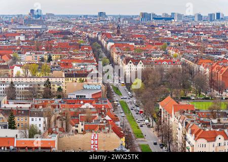 2024-03-26,Berlin,Baustelle Estrel Tower, Baubeginn Juli 2021,Eröffnung Ende 2025, Brutto-Grundfläche 77,500 qm,das Gebäude wird bei Fertigstellung eine Höhe von 176 Meter haben und somit der höchste Wolkenkratzer in Berlin sein.Pressetermin:Blick vom 21 Stock des Estrel Tower auf die Sonnenallee Neukölln *** 2024 03 26,Berlin,Estrel Tower Baustelle, Baubeginn Juli 2021, Eröffnung Ende 2025, Bruttogeschossfläche 77.500 m², das Gebäude wird nach Fertigstellung 176 Meter hoch sein und ist damit der höchste Wolkenkratzer Berlins Presseveranstaltung Blick auf die Sonnenallee Neukölln vom 21. Stock aus Stockfoto