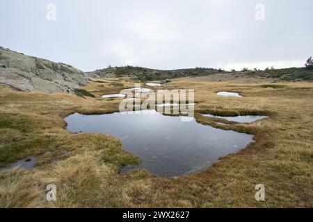 Laguna de los pajaros, Peñalara, sierra de guadarrama, madrid, España. Berglandschaft mit Lagune im Vordergrund Stockfoto