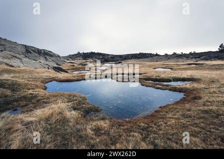 Laguna de los pajaros, Peñalara, sierra de guadarrama, madrid, España. Berglandschaft mit Lagune im Vordergrund Stockfoto