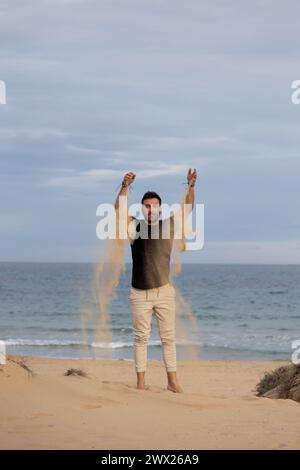 Barfüßiger Mann, der am Strand in der Wüste läuft Stockfoto