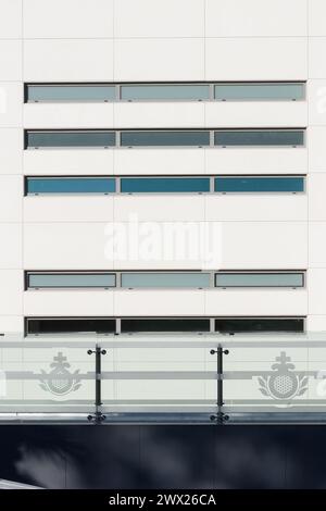 Muster von Öffnungen oder Fenstern in einem modernen Gebäude mit weißer Fassade Stockfoto