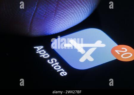 Die App des Apple App Store ist auf einem Smartphone neben einem Finger zu sehen. Berlin, 27.03.2024. Berlin Deutschland *** die Apple App Store App c Stockfoto