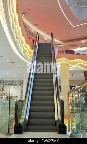 Vertikales Bild der Rolltreppe im Inneren des Einkaufszentrums ohne Personen Stockfoto