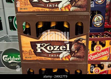 Kozel Bier Brauerei. Velkopopovicky Kozel - Bier Brauerei aus Tschechien. Der Grosspopowitzer Ziegenbock - uebersetzt - ist eine tschechische Biermarke. Das Bier wird unter anderem in der Brauerei Velke Popovice gebraut. Der Velkopopovicky Kozel zaehlt zu den Lagerbieren und wird traditionell als helles oder dunkles tschechisches Lagerbier in den Varianten Hell - Kozel Svetly, dunkel -Kozel Cerny und Premium - Kozel Premium gebraut *** Kozel Bierbrauerei Velkopopovicky Kozel Bierbrauerei aus Tschechien Velkopopovicky Kozel ist eine tschechische Biermarke das Bier wird im Velke Popo gebraut Stockfoto