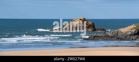 Ein Panoramabild der Goose, einer felsigen, unbewohnten Insel vor Crantock Beach an der Küste von Newquay in Cornwall in Großbritannien. Stockfoto