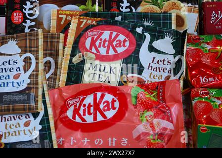 Nestle Kitkat - Asien. KitKat wurde bereits 1973 in Japan eingeführt, damals noch als Produkt von Rowntree Mackintosh. Doch erst Nestle hat seit der Jahrtausendwende mit der Anpassung des Marketings an japanische Geschmackspräferenzen, Kultur und sogar Aberglaube den Durchbruch der Schokoriegel ermöglicht *** Nestle Kitkat Asia Kitkat wurde bereits 1973 in Japan ins Leben gerufen, als es noch ein Rowntree Mackintosh Produkt war, war es die Anpassung des Marketings an japanische Geschmackspräferenzen, Kultur und sogar Aberglauben seit der Jahrtausendwende, die die Schokoladentafeln zum Frühstück machte Stockfoto