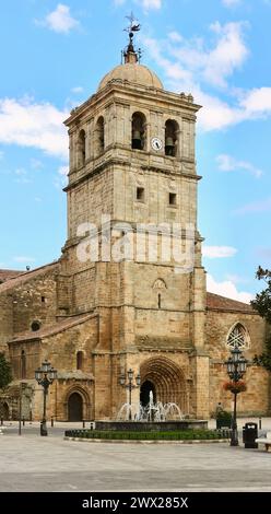 Römisch-katholische Kirche Colegiate San Miguel Eingang und Brunnen Plaza de Espana Aguilar de Campoo Palencia Castile und Leon Spanien Stockfoto