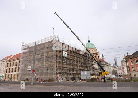 Die Baustelle für das neue Wohn- und Geschäftsviertel am Alten Markt in Potsdam, 26. März 2024. Hinten die Nikolaikirche, rechts der Landtag. Baustelle Alter Markt Potsdam *** die Baustelle für das neue Wohn- und Geschäftsviertel am Alten Markt in Potsdam, 26. März 2024 im Hintergrund die Nikolaikirche, rechts die Baustelle des landtags Alter Markt Potsdam Stockfoto