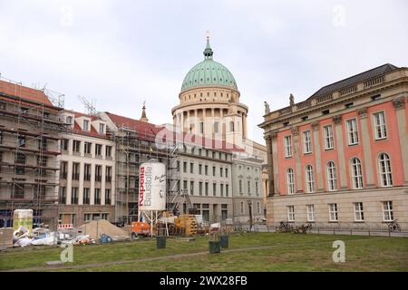 Die Baustelle für das neue Wohn- und Geschäftsviertel am Alten Markt in Potsdam, 26. März 2024. Hinten die Nikolaikirche, rechts der Landtag. Baustelle Alter Markt Potsdam *** die Baustelle für das neue Wohn- und Geschäftsviertel am Alten Markt in Potsdam, 26. März 2024 im Hintergrund die Nikolaikirche, rechts die Baustelle des landtags Alter Markt Potsdam Stockfoto