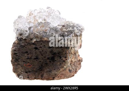 Natürliches Opalmineral isoliert auf weißem Hintergrund Stockfoto