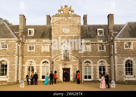 Die Gäste der britischen Landvilla kommen in einem privaten Haus an, Farleigh Wallop House, Farleigh Wallop, Hampshire. UK 2000S 2008 HOMER SYKES Stockfoto