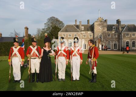 Landhaus britische Gesellschaft Reichtum Landgut Adel Privathaus Farleigh Wallop House, Farleigh Wallop, Hampshire. Lady Clementine Wallop mit einer Nachstellung von Weekend-Soldaten. GROSSBRITANNIEN 2008, 2000ER JAHRE HOMER SYKES Stockfoto