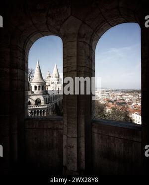 Blick über die Donau von der Fischerbastion ( Halászbástya ) in der Schlossanlage in Buda in Ungarn. Stockfoto