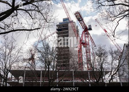 05.03.2024, Berlin, Deutschland, Europa - Baukraene auf der Baustelle des Kudamm-Karrees Fuerst am Kurfürstendamm im Berliner Bezirk Charlottenburg-Wilmersdorf. *** 05 03 2024, Berlin, Deutschland, Europa Baukräne auf der Baustelle des Kudamm Karree Fuerst am Kurfürstendamm im Berliner Stadtteil Charlottenburg Wilmersdorf Stockfoto