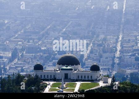 Griffith Observatory im Griffith Park, Los Angeles, Kalifornien, USA. Mit über 4.000 Hektar ist der Park einer der größten städtischen Parks der Welt. Stockfoto