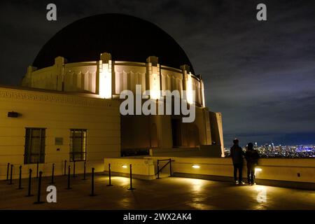 Griffith Observatory im Griffith Park, Los Angeles, Kalifornien, USA. Mit über 4.000 Hektar ist der Park einer der größten städtischen Parks der Welt. Stockfoto