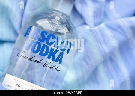 KIEW, UKRAINE - 27. NOVEMBER 2023 absolut Vodka-Flasche hergestellt in der Nähe von aHUS, Schweden. Im Besitz des französischen Konzerns Pernod Ricard ist es eine der größten alkoholischen Spirituosen Stockfoto