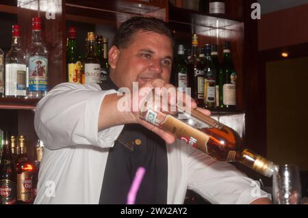 Barkeeper serviert Havana Club Rum im Melia Cayo Santa Maria Hotel, Villa Clara, Kuba Stockfoto