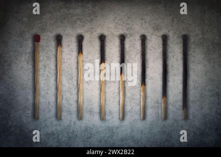 Match-Sticks, die in verschiedenen Phasen gebrannt wurden, angeordnet in Form eines abnehmenden Diagramms oder Diagramms. Geschäftsabbau konzeptioneller Hintergrund Stockfoto