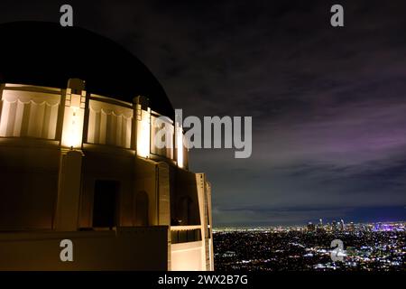 Griffith Observatory im Griffith Park, Los Angeles, Kalifornien, USA. Mit über 4.000 Hektar ist der Park einer der größten städtischen Parks der Welt. Stockfoto