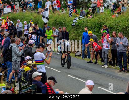 Louverne, Frankreich - 30. Juni 2021: Rückansicht des dänischen Radfahrers Jonas Vingegaard vom Team Jumbo-Visma fährt während der 5. Etappe im Regen (Individua Stockfoto