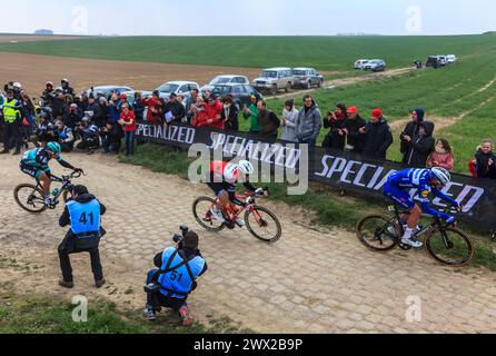 Viesly, Frankreich - 14. April 2019: Drei Radfahrer (Edward Theuns vom Trek-Segafredo Team, Tim Declercqof Deceuninck-Quick Step Team und Maciej Bodnar von) Stockfoto