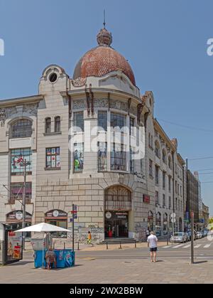 Belgrad, Serbien - 30. Juni 2019: Offizierskooperationsgebäude Historisches Wahrzeichen an der Ecke der Straßen Resavska und Masarikova in der Hauptstadt Sommer Stockfoto