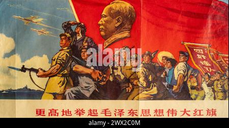 Ein politisches Propagandaplakat (Detail), das 1966 zu Beginn der chinesischen Kulturrevolution gedruckt und verteilt wurde. Stockfoto