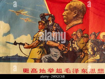 Ein politisches Propagandaplakat (Detail), das 1966 zu Beginn der chinesischen Kulturrevolution gedruckt und verteilt wurde. Stockfoto