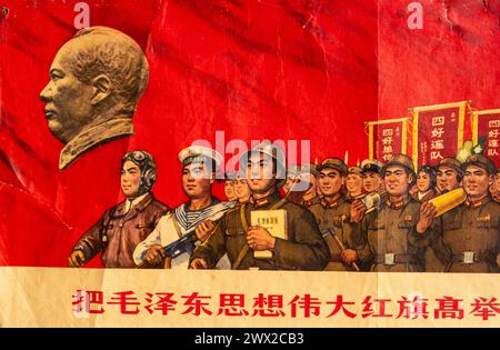 Ein politisches Propagandaplakat (Detail), das 1966 zu Beginn der chinesischen Kulturrevolution gedruckt und verteilt wurde. Stockfoto