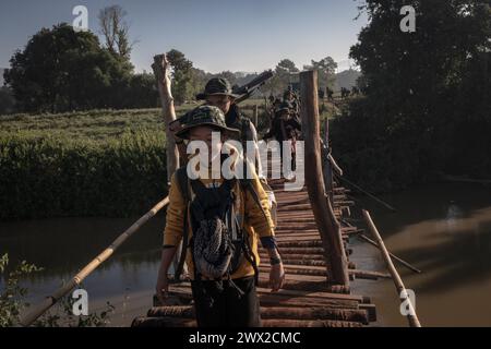 © Chris Huby/Le Pictorium/MAXPPP - 08/01/2024 Chris Huby/Le Pictorium - 08/01/2024 - Birmanie/Karen (Region) - La marche de plusieurs heures des 260 FBR qui passent de Village en Village tous les jours. Des campements de Refugies aux Villages bombardes, rencontre avec une population martyrisee par la junte et decouverte de l'action humanaire des FBR. La Birmanie Continue sa descente aux enfers depuis trois ans, dans une Indifference quasi totale, et il EST Important de rapporter l'Engagement des FBR aupres de ce peuple qui compte plus que jamais sur l'Opinion publique internat Stockfoto