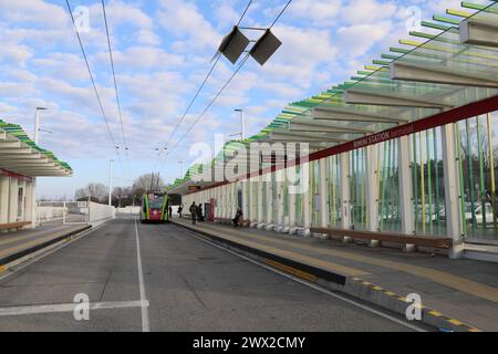 Metromare-Bushaltestelle am Bahnhof Rimini Stockfoto