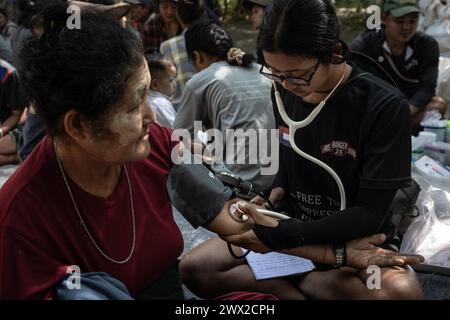 © Chris Huby/Le Pictorium/MAXPPP - 08/01/2024 Chris Huby/Le Pictorium - 08/01/2024 - Birmanie/Karen (Region) - Les medics des FBR s'occupent des deplaces. Cela peut aller de la petite Infection a des cas beaucoup plus Grab : Amputation, Palu, Lepra usw. Des campements de Refugies aux Villages bombardes, rencontre avec une population martyrisee par la junte et decouverte de l'action humanaire des FBR. La Birmanie Continue sa descente aux enfers depuis trois ans, dans une Indifference quasi totale, et il EST Important de rapporter l'Engagement des FBR aupres de ce peuple qui Stockfoto