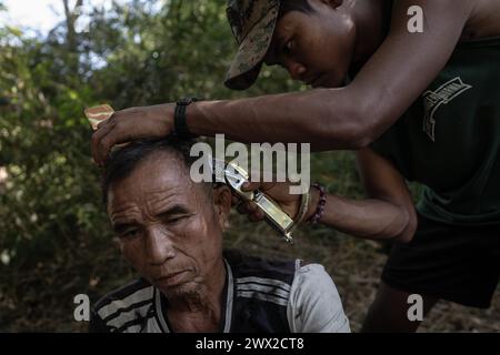 © Chris Huby/Le Pictorium/MAXPPP - 08/01/2024 Chris Huby/Le Pictorium - 08/01/2024 - Birmanie/Karen (Region) - Les FBR provient aussi un Stand Coiffure Gratiit. Des campements de Refugies aux Villages bombardes, rencontre avec une population martyrisee par la junte et decouverte de l'action humanaire des FBR. La Birmanie Continue sa descente aux enfers depuis trois ans, dans une Indifference quasi totale, et il EST Important de rapporter l'Engagement des FBR aupres de ce peuple qui compte plus que jamais sur l'Opinion publique internationale pour lui venir en aide. - Vale Stockfoto