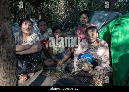 © Chris Huby/Le Pictorium/MAXPPP - 08/01/2024 Chris Huby/Le Pictorium - 08/01/2024 - Birmanie/Karen (Region) - des Campements de Refugies aux Villages bombardes, rencontre avec une Population Martyrisee par la junte et decouverte de l'action humanaire des FBR. La Birmanie Continue sa descente aux enfers depuis trois ans, dans une Indifference quasi totale, et il EST Important de rapporter l'Engagement des FBR aupres de ce peuple qui compte plus que jamais sur l'Opinion publique internationale pour lui venir en aide. - Valeurs ACtuelles raus, kein Jdd, Jdd raus, RUSSLAND RAUS, KEIN RUS Stockfoto