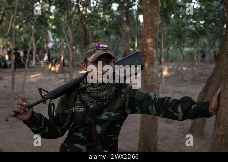 ©Chris Huby / Le Pictorium/MAXPPP - 06/01/2024 Chris Huby / Le Pictorium - 06/01/2024 - Birmanie / Karen (Region) - La securite des FBR lors de la Distribution aux deplaces. L'armee birmane se trouve a moins de 15 km des Campements de Refugies aux Villages bombardes, rencontre avec une population martyrisee par la junte et decouverte de l’action humanaire des FBR. La Birmanie Continue sa descente aux enfers depuis trois ans, dans une Indifference quasi totale, et il EST Important de rapporter l’Engagement des FBR aupres de ce peuple qui compte plus que jamais sur l’opinion publiqu Stockfoto