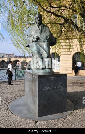 Statue des Komponisten Bedrich Smetana vor dem Nationalmuseum - Bedrich Smetana Museum, untergebracht im Neorenaissance-Gebäude der ehemaligen Altstadt Wa Stockfoto