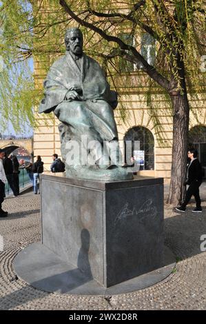 Statue des Komponisten Bedrich Smetana vor dem Nationalmuseum - Bedrich Smetana Museum, untergebracht im Neorenaissance-Gebäude der ehemaligen Altstadt Wa Stockfoto