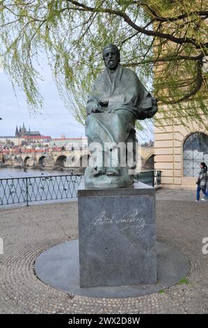 Statue des Komponisten Bedrich Smetana vor dem Nationalmuseum - Bedrich Smetana Museum, untergebracht im Neorenaissance-Gebäude der ehemaligen Altstadt Wa Stockfoto