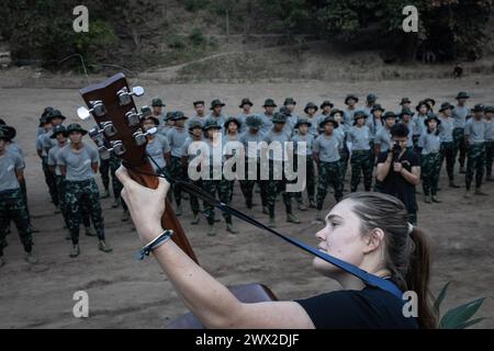 © Chris Huby/Le Pictorium/MAXPPP - 01/01/2024 Chris Huby/Le Pictorium - 01/01/2024 - Birmanie/Karen (Region) - Camp des Free Burma Rangers - Jour de la Remise des diplomes officiels FBR Apres 4 Mois d'Enrainement. La plupart sont diplomes pour leur 2e Mission et Son volontaires pour 4 ans en tout. Des campements de Refugies aux Villages bombardes, rencontre avec une population martyrisee par la junte et decouverte de l'action humanaire des FBR. La Birmanie Continue sa descente aux enfers depuis trois ans, dans une Indifference quasi totale, et il EST Important de rapporter l Stockfoto