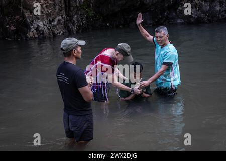 © Chris Huby/Le Pictorium/MAXPPP - 31/12/2023 Chris Huby/Le Pictorium - 31/12/2023 - Birmanie/Karen (Region) - Dimanche, un jour de bapteme. Des campements de Refugies aux Villages bombardes, rencontre avec une population martyrisee par la junte et decouverte de l'action humanaire des FBR. La Birmanie Continue sa descente aux enfers depuis trois ans, dans une Indifference quasi totale, et il EST Important de rapporter l'Engagement des FBR aupres de ce peuple qui compte plus que jamais sur l'Opinion publique internationale pour lui venir en aide. - Valeurs ACtuelles raus, nein Stockfoto