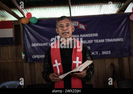 © Chris Huby/Le Pictorium/MAXPPP - 31/12/2023 Chris Huby/Le Pictorium - 31/12/2023 - Birmanie/Karen (Region) - Dimanche, un jour d'Eglise et de messe. Des campements de Refugies aux Villages bombardes, rencontre avec une population martyrisee par la junte et decouverte de l'action humanaire des FBR. La Birmanie Continue sa descente aux enfers depuis trois ans, dans une Indifference quasi totale, et il EST Important de rapporter l'Engagement des FBR aupres de ce peuple qui compte plus que jamais sur l'Opinion publique internationale pour lui venir en aide. - Valeurs Actuell Stockfoto