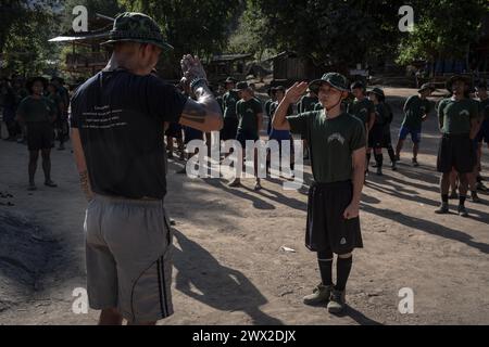 © Chris Huby/Le Pictorium/MAXPPP - 30/12/2023 Chris Huby/Le Pictorium - 30/12/2023 - Birmanie/Karen (Region) - Camp des Free Burma Rangers - L'appel du matin, suivi de discours et d'entrainement des FBR. Des campements de Refugies aux Villages bombardes, rencontre avec une population martyrisee par la junte et decouverte de l'action humanaire des FBR. La Birmanie Continue sa descente aux enfers depuis trois ans, dans une Indifference quasi totale, et il EST Important de rapporter l'Engagement des FBR aupres de ce peuple qui compte plus que jamais sur l'Opinion publique intern Stockfoto