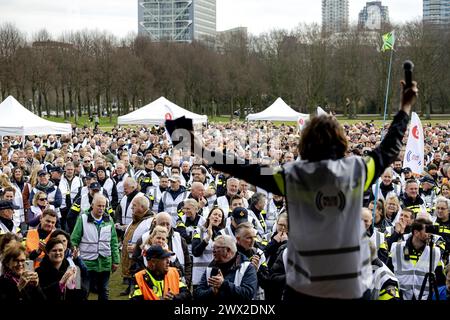 DER HAAG - der stellvertretende Polizeichef Liesbeth Huyzer hält eine Rede während eines Polizeiprotests gegen die mögliche Abschaffung des Vorruhestands. Die Polizeigewerkschaften fordern die Möglichkeit, nach Jahrzehnten harter Arbeit und Einkommenssicherung einige Jahre früher zu arbeiten. ANP ROBIN VAN LONKHUIJSEN niederlande aus - belgien aus Stockfoto