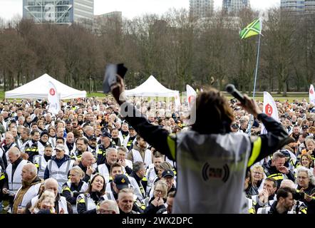 DER HAAG - der stellvertretende Polizeichef Liesbeth Huyzer hält eine Rede während eines Polizeiprotests gegen die mögliche Abschaffung des Vorruhestands. Die Polizeigewerkschaften fordern die Möglichkeit, nach Jahrzehnten harter Arbeit und Einkommenssicherung einige Jahre früher zu arbeiten. ANP ROBIN VAN LONKHUIJSEN niederlande aus - belgien aus Stockfoto