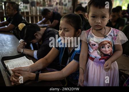 © Chris Huby/Le Pictorium/MAXPPP - 31/12/2023 Chris Huby/Le Pictorium - 31/12/2023 - Birmanie/Karen (Region) - Dimanche, un jour d'Eglise et de messe. Des campements de Refugies aux Villages bombardes, rencontre avec une population martyrisee par la junte et decouverte de l'action humanaire des FBR. La Birmanie Continue sa descente aux enfers depuis trois ans, dans une Indifference quasi totale, et il EST Important de rapporter l'Engagement des FBR aupres de ce peuple qui compte plus que jamais sur l'Opinion publique internationale pour lui venir en aide. - Valeurs Actuell Stockfoto